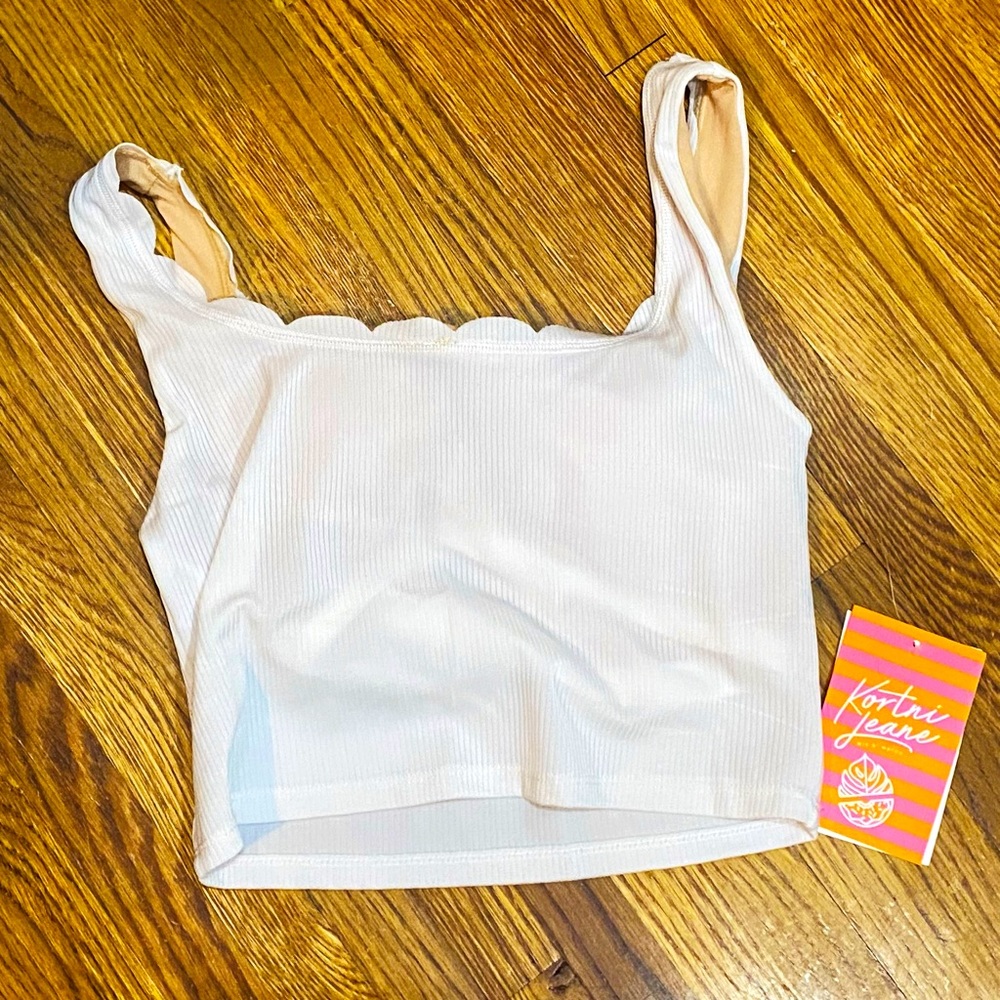 NWT Kortni Jeane ribbed white scalloped top